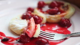 Ванильные сырники с домашним ягодным соусом