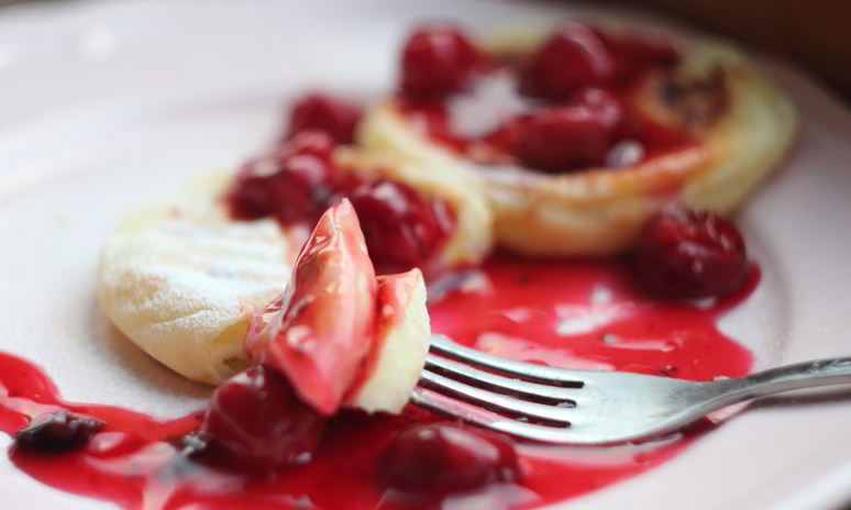 Рецепт ванильных сырников с домашним ягодным соусом