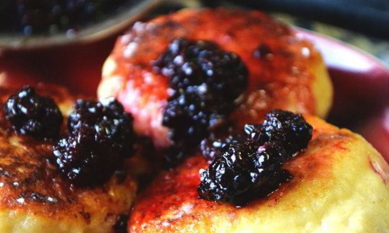 Рецепт ванильных сырников с ежевичным соусом