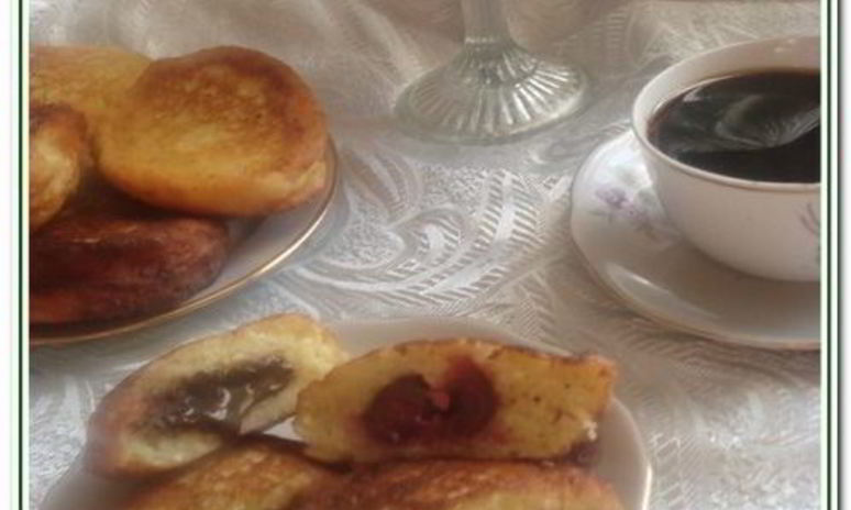 Рецепт ванильных сырников с шоколадом и вишней