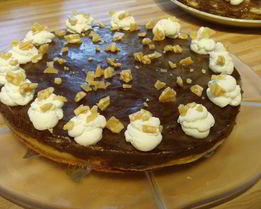 Банановый торт с миндальным крокантом