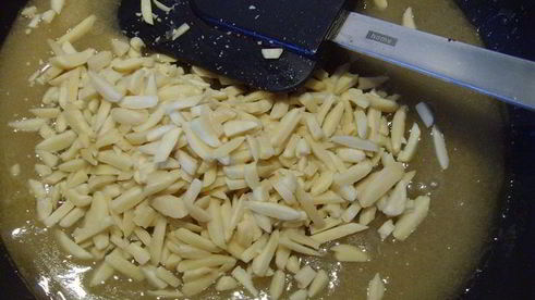 банановый торт с миндальным крокантом