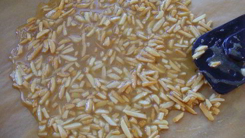 банановый торт с миндальным крокантом