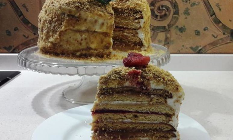 Рецепт медовика с карамелью и клюквенным кули