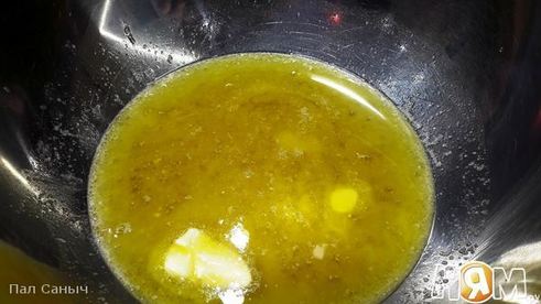 медовик с карамелью и клюквенным кули