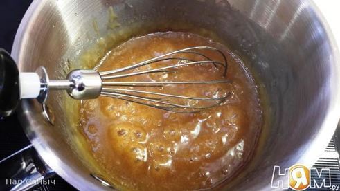 медовик с карамелью и клюквенным кули