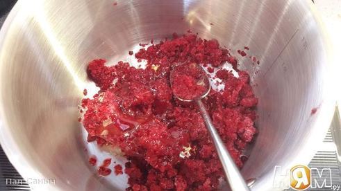 медовик с карамелью и клюквенным кули