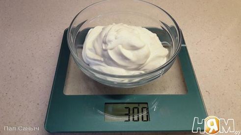 медовик с карамелью и клюквенным кули