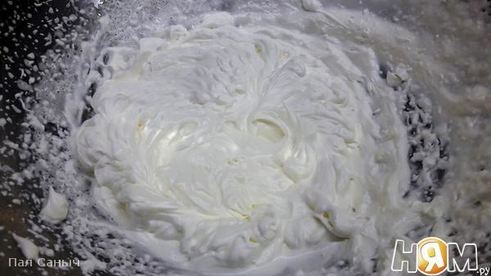 медовик с карамелью и клюквенным кули