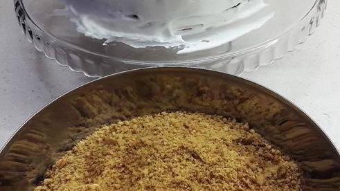 медовик с карамелью и клюквенным кули