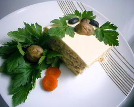 Пикантный мясной торт с грибным кремом и сырно-сливочной заливкой