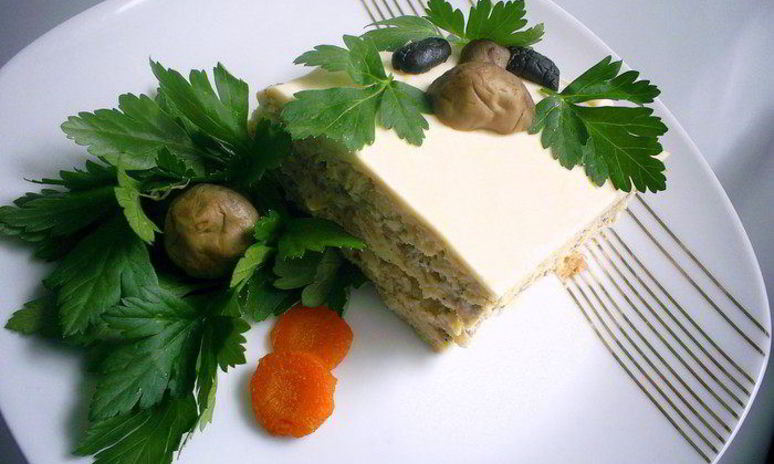 Рецепт пикантного мясного торта с грибным кремом и сырно-сливочной заливкой