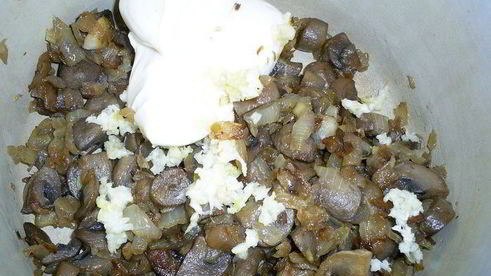 пикантный мясной торт с грибным кремом и сырно-сливочной заливкой