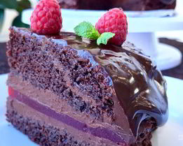 Шоколадный торт с малиновым мармеладом