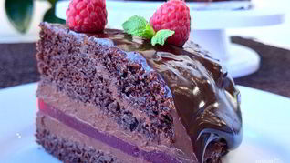 Шоколадный торт с малиновым мармеладом