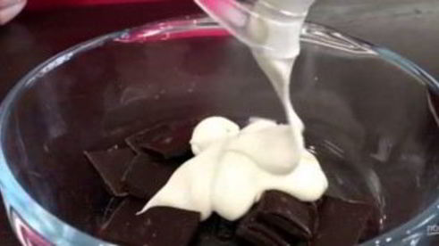 шоколадный торт с малиновым мармеладом