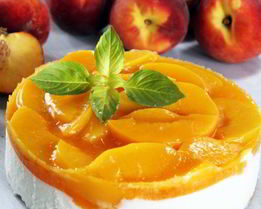 Сметанный торт с персиками