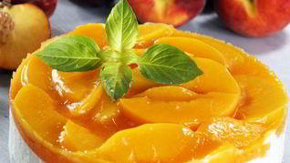 Сметанный торт с персиками