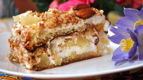 торт апрель с ананасами и грильяжем