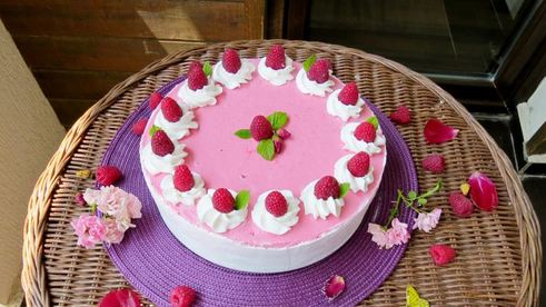 торт малиновая роза с чизкейком и бисквитом брауни