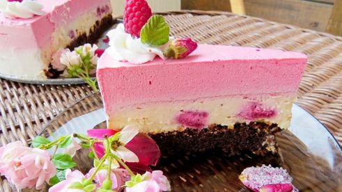 торт малиновая роза с чизкейком и бисквитом брауни