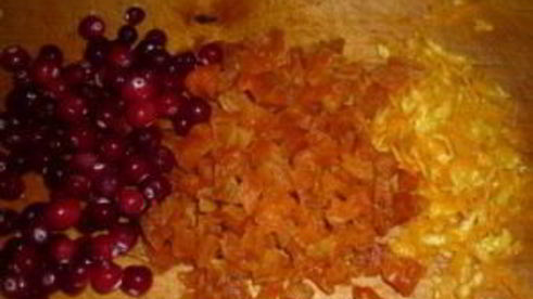 торт новогоднее полено с клюквой