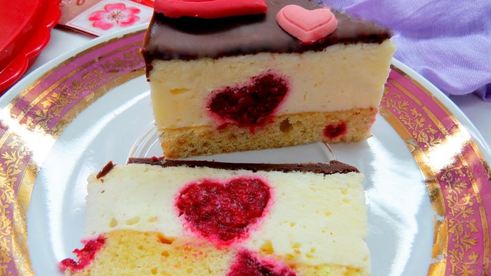 торт птичье молоко с малиновым сердцем