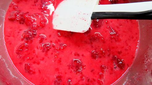 торт птичье молоко с малиновым сердцем