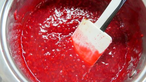 торт птичье молоко с малиновым сердцем