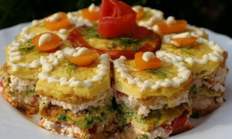 Рецепт закусочного торта с разноцветным омлетом