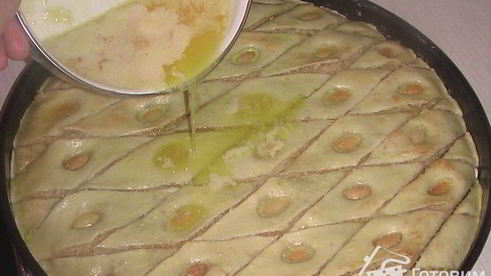 трехцветная пахлава из миндаля, фисташек и грецких орехов