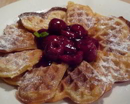 Ароматные вафли с горячим сиропом из вишни и вишневой водки