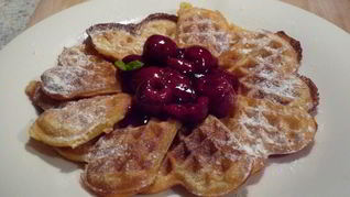 Ароматные вафли с горячим сиропом из вишни и вишневой водки