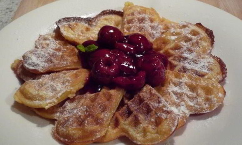 Рецепт ароматных вафель с горячим сиропом из вишни и вишневой водки