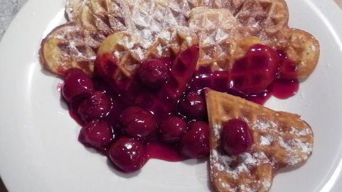 ароматные вафли с горячим сиропом из вишни и вишневой водки