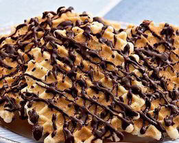 Цитрусовые вафли с шоколадным соусом