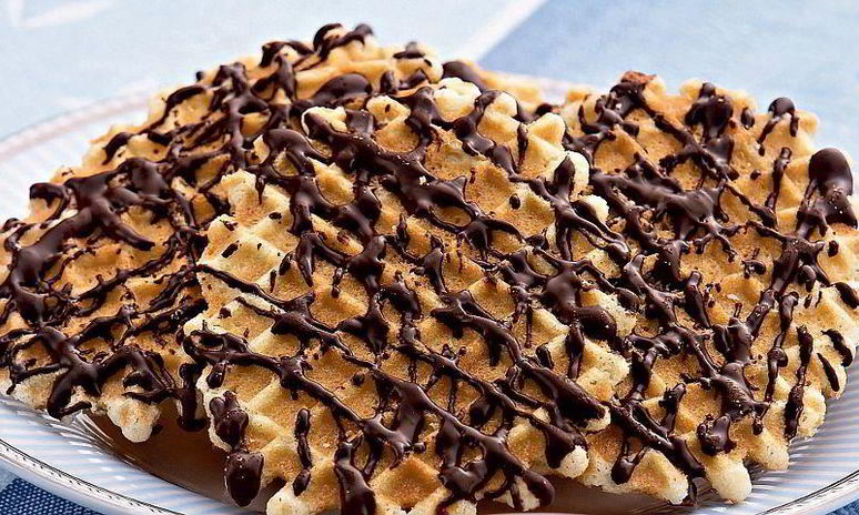 Рецепт цитрусовых вафель с шоколадным соусом