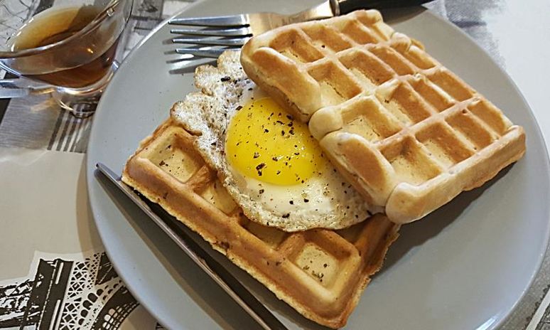 Рецепт вафель с беконом и луком