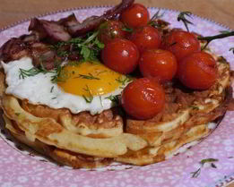 Вафли с помидорами, яйцом и грудинкой