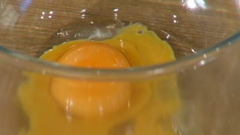 вафли с помидорами, яйцом и грудинкой