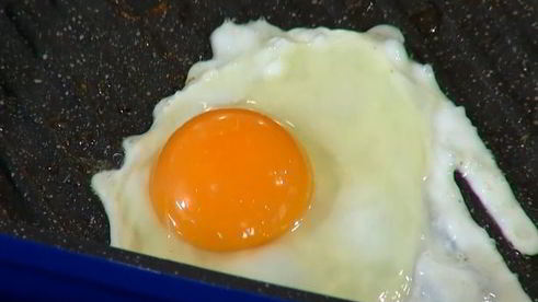 вафли с помидорами, яйцом и грудинкой