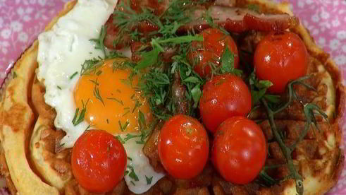 вафли с помидорами, яйцом и грудинкой