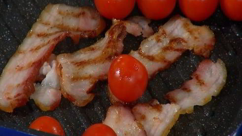 вафли с помидорами, яйцом и грудинкой