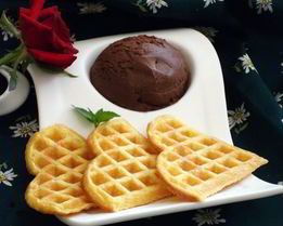 Вафли с шариком шоколадного мороженого