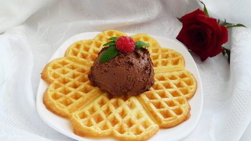 вафли с шариком шоколадного мороженого
