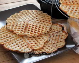 Вафли в вафельнице с сыром