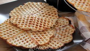 Вафли в вафельнице с сыром