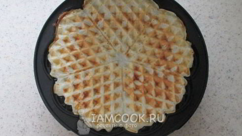 вафли в вафельнице с сыром