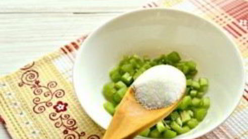 выпечка с ревенем из слоеного теста