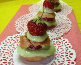 Клубничные профитроли с творожно-базиликовым кремом